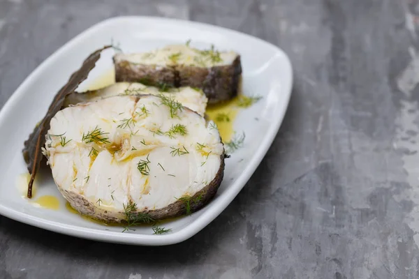 Gekochter Fisch mit Olivenöl und Lorbeerblatt in weißer Schale — Stockfoto