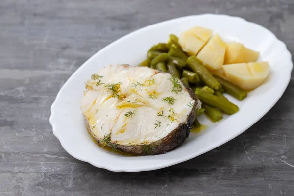 Peixe cozido com feijão verde e batata cozida em prato branco — Fotografia de Stock