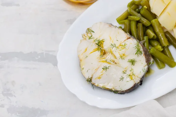 Beyaz çanak üzerinde yeşil fasulye ve haşlanmış patates ile haşlanmış balık — Stok fotoğraf