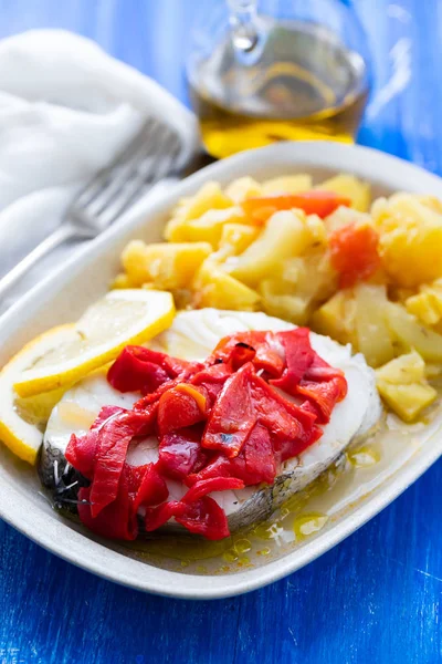 Peixe cozido com pimenta vermelha, legumes e azeite em branco d — Fotografia de Stock