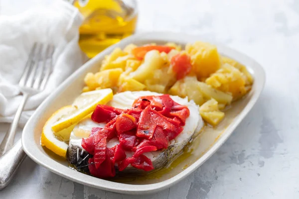 Peixe cozido com pimenta vermelha, legumes e azeite em branco d — Fotografia de Stock