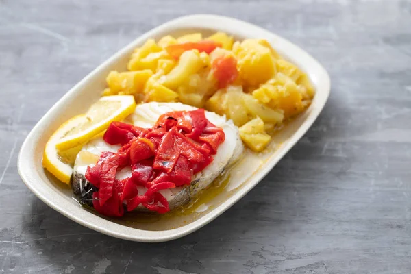 Pește fiert cu piper roșu, legume și ulei de măsline pe alb d — Fotografie, imagine de stoc