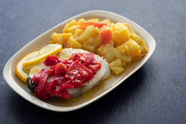 Вареная рыба с красным перцем, овощи и оливковое масло на белом d — стоковое фото