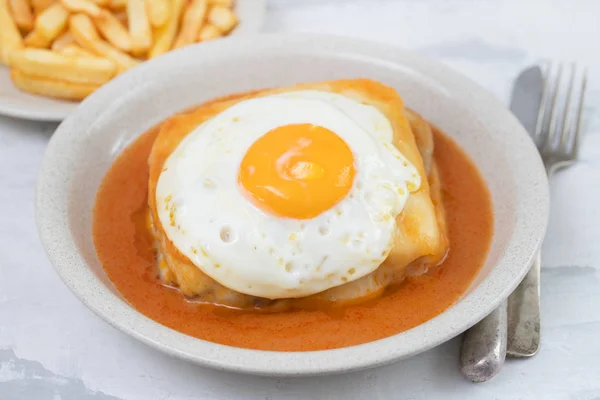 Typical portuguese dish francesinha in dish on ceramic backgroun — Stock Photo, Image