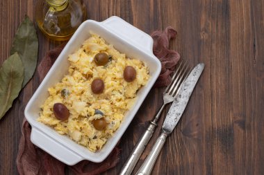 beyaz d morina balık ve zeytin ile tipik portekizce çanak yumurta