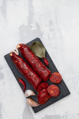 siyah seramik tahta üzerinde İspanyol füme sosis chorizo