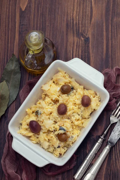 Piatto tipico portoghese con uova di merluzzo e olive in bianco d — Foto Stock
