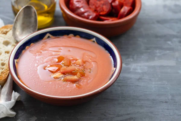 Spanische Suppe Gazpacho in Schüssel mit Brot und Olivenöl auf Cerami — Stockfoto