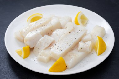 beyaz plaka biber ve taze limon ile ham kalamar