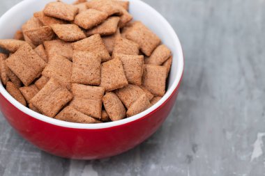 Seramik arka planda kırmızı kase çikolata yastıklar