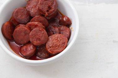 beyaz kase tipik İspanyol sosis chorizo