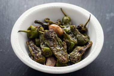 yemek üzerinde tuz ile tipik İspanyol Gıda ızgara yeşil biber