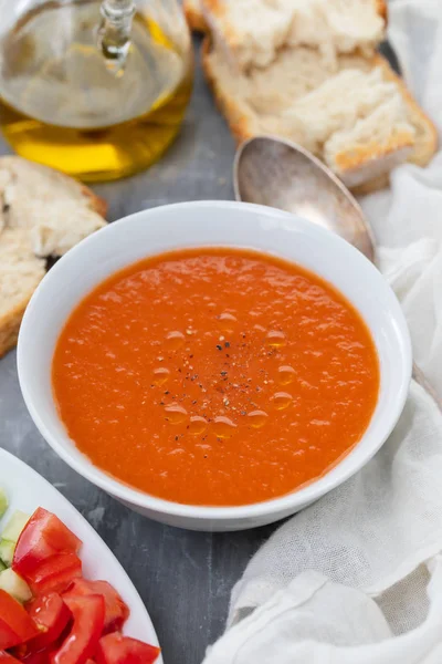 Typical spanish cold spup gazpacho in white bowl on cermic backg — Stock Photo, Image