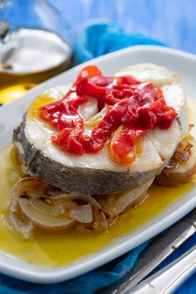 Pescado hervido con verduras, aceite de oliva en plato sobre ba de madera azul —  Fotos de Stock