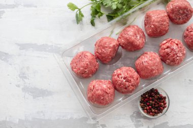 plastik kutuda biber ve tuz ile çiğ köfteler