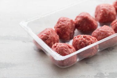 plastik kutuda biber ve tuz ile çiğ köfteler