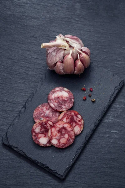 Typisch spanische geräucherte Wurst salchichon — Stockfoto