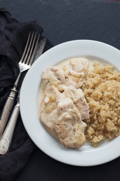 Pokrm z masa s omáčkou a vařené quinoa na bílém dřevěném působivý — Stock fotografie