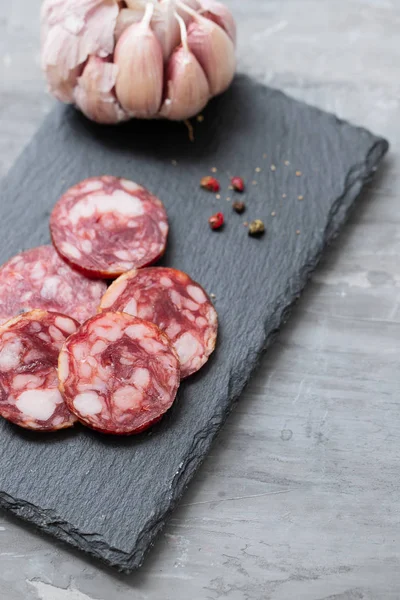 Typisch spanische geräucherte Wurst salchichon — Stockfoto