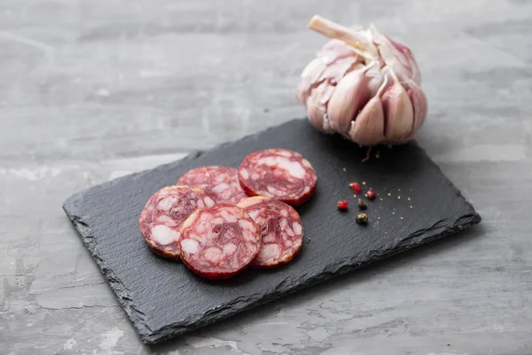 Typisch spanische geräucherte Wurst salchichon — Stockfoto