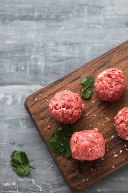 plastik kutuda biber ve tuz ile çiğ köfteler