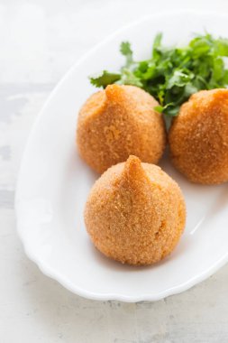 Coxinha de Frango, beyaz üzerinde tipik Brezilyalı tavuk kroket 