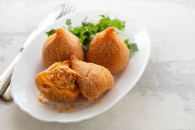 Coxinha de Frango, beyaz üzerinde tipik Brezilyalı tavuk kroket 