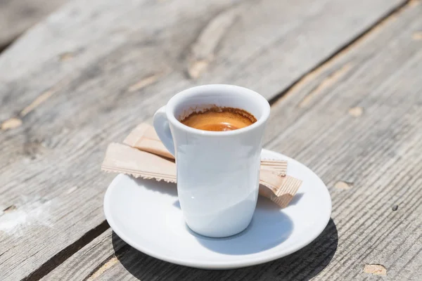 Una tazza di caffè su sfondo di legno — Foto Stock