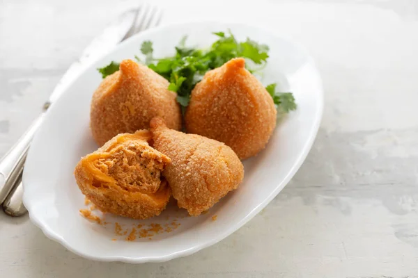 Coxinha de frango, типова бразильська куряча крокетка на білому — стокове фото