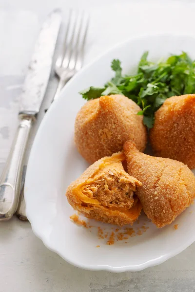 Coxinha de frango, típica croqueta de pollo brasileña sobre blanco —  Fotos de Stock