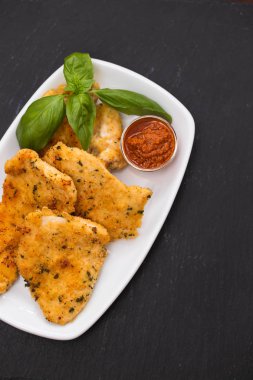 seramik backgro beyaz çanak üzerinde sos ile kızarmış tavuk göğsü