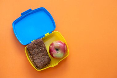 parlak arka planda elma ile helthy öğle yemeği kutusu ekmek