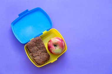 parlak arka planda elma ile helthy öğle yemeği kutusu ekmek