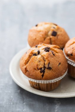 seramik arka plan üzerinde beyaz çanak üzerinde çikolata ile kekler