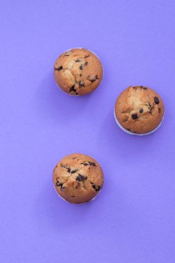 kağıt arka plan üzerinde beyaz çanak üzerinde çikolata ile muffins