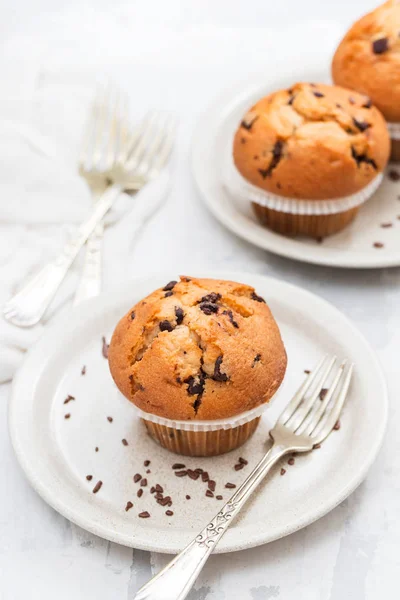 Muffin con cioccolato su piatto bianco su fondo ceramico — Foto Stock