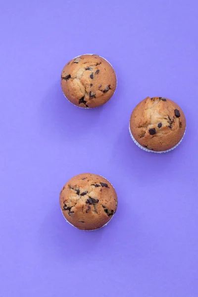 Kağıt arka plan üzerinde beyaz çanak üzerinde çikolata ile muffins — Stok fotoğraf