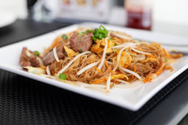 restoranda beyaz tabakta et li erişte