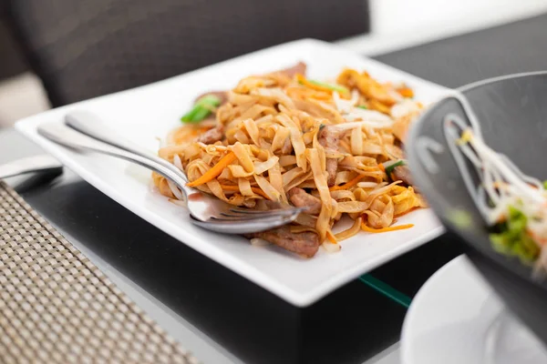 restoranda beyaz tabakta et li erişte