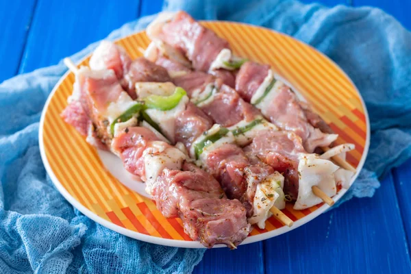 Carne cruda con erbe aromatiche e aglio per grigliate su piatto — Foto Stock