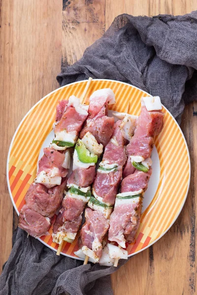 Carne cruda con hierbas y ajo para asar en el plato — Foto de Stock