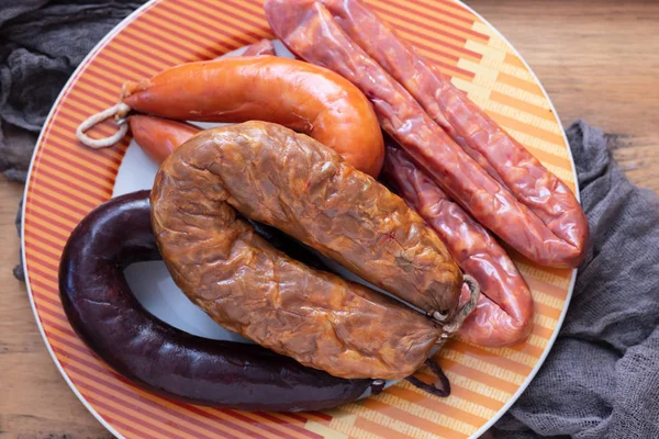 portakal çanak üzerinde füme sosis