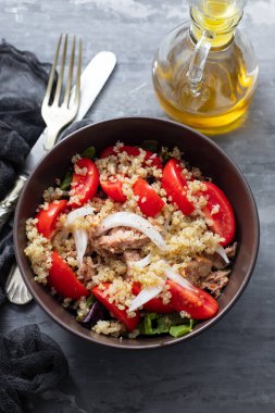 kahverengi kase ton balığı, domates ve marul ile salata Quinoa