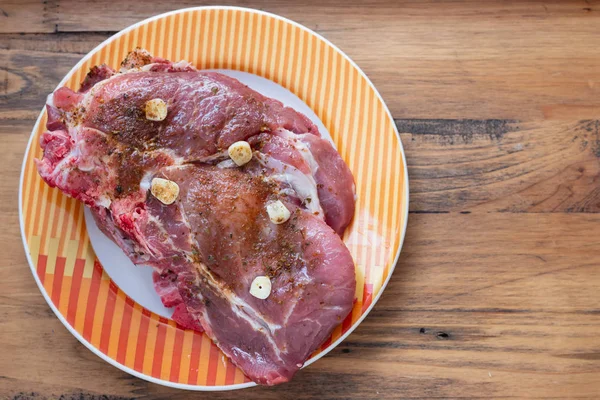 Carne cruda con erbe aromatiche e aglio per grigliate su piatto — Foto Stock