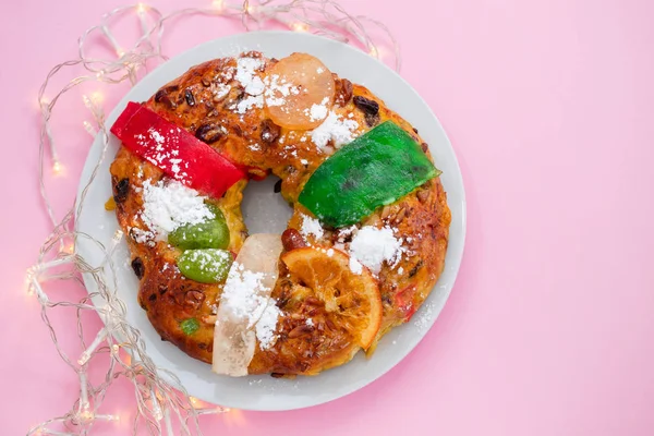 Bolo de fruta tradicional portuguesa Bolo rei sobre fundo rosa — Fotografia de Stock