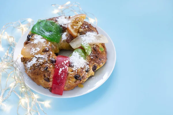 Typisch portugiesischer Weihnachtsfruchtkuchen bolo rei auf blauem Backgro — Stockfoto