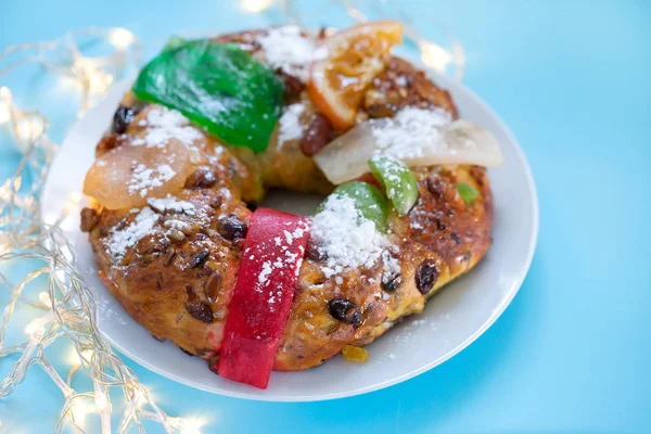 Typisch portugiesischer Weihnachtsfruchtkuchen bolo rei auf blauem Backgro — Stockfoto