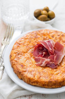 whi üzerinde füme et ve patates ile tipik İspanyol gıda Tortilla