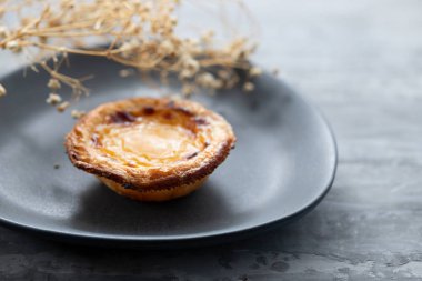 Geleneksel Portekiz yumurtalı tart pastel de nata
