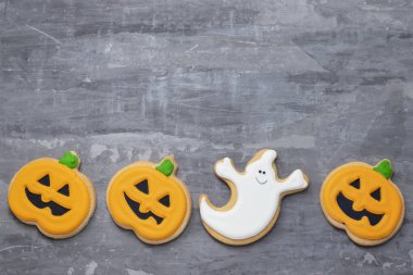 Üst görünüm korkutucu Cadılar Bayramı kurabiyeleri seramik arka plan